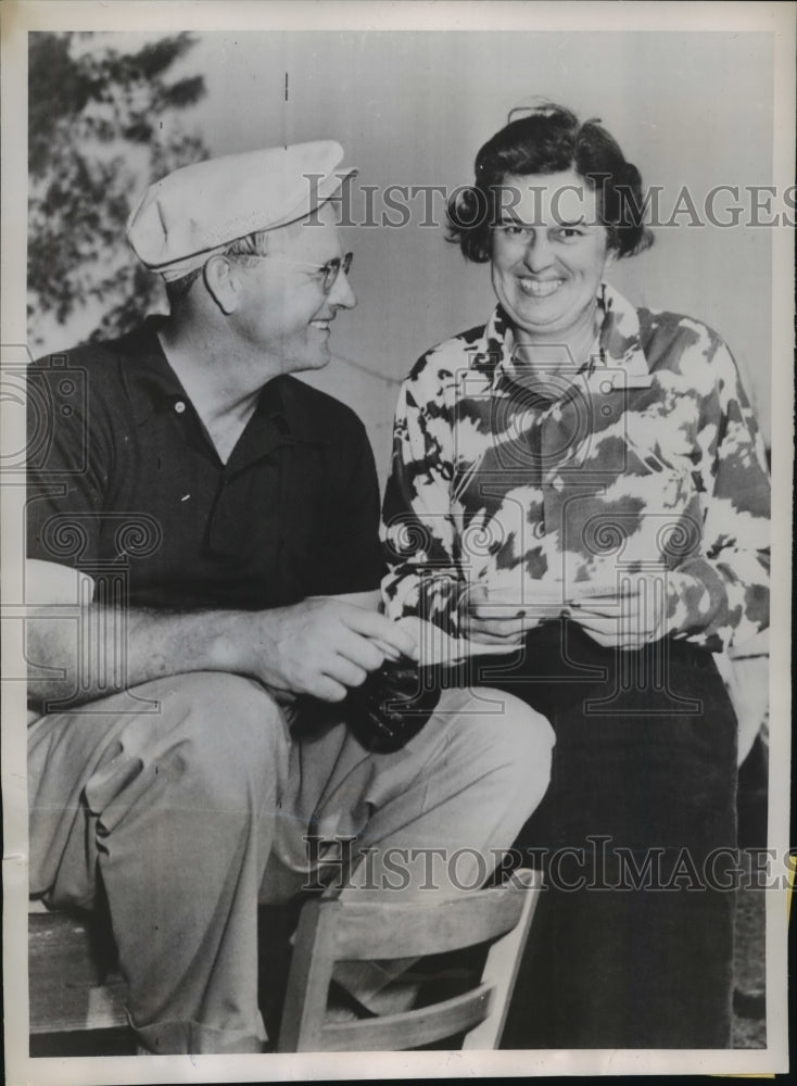 1952 Press Photo Scorekeeper Margaret Soulier Checks Paul Trout&#39;s Card at Miami- Historic Images