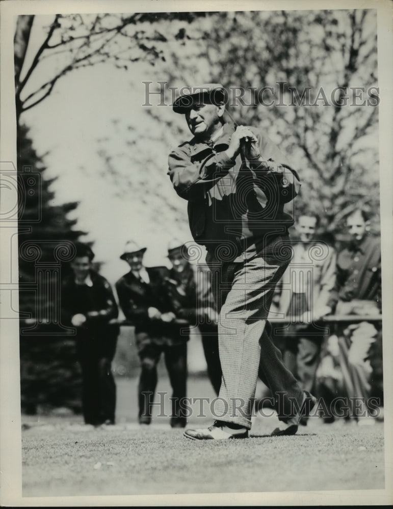 1940 Press Photo Golfer Bertie Way in action on a golf course - nes54544- Historic Images