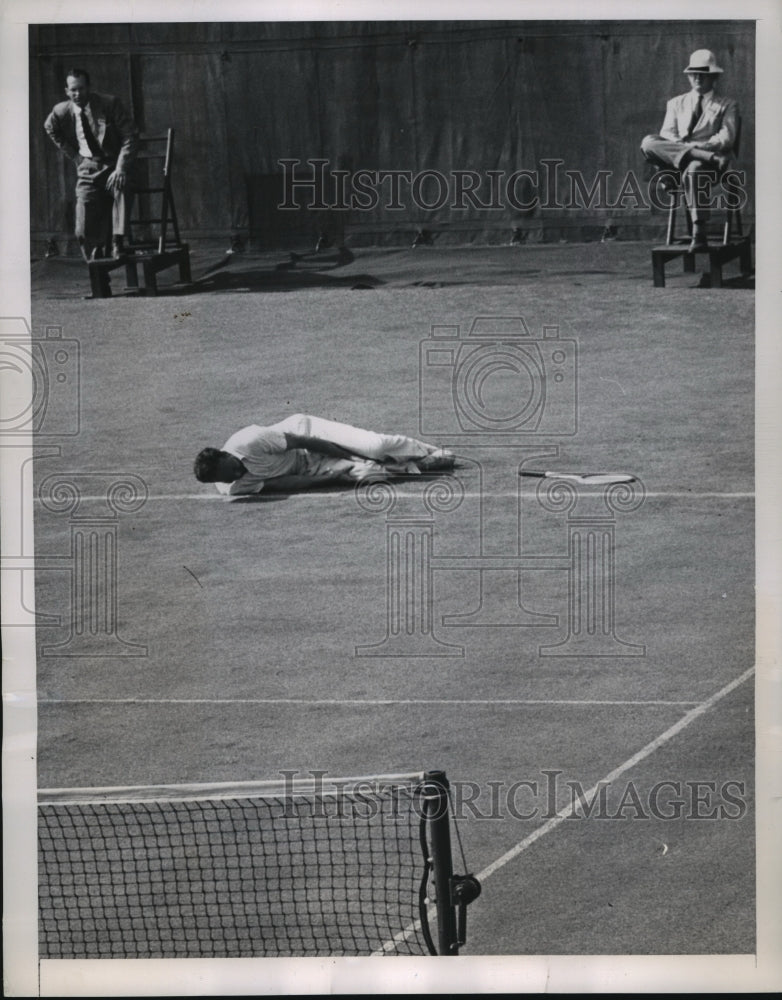 1949 Press Photo Ernest Koslan Injured in First Set of Professional Tennis Tourn- Historic Images