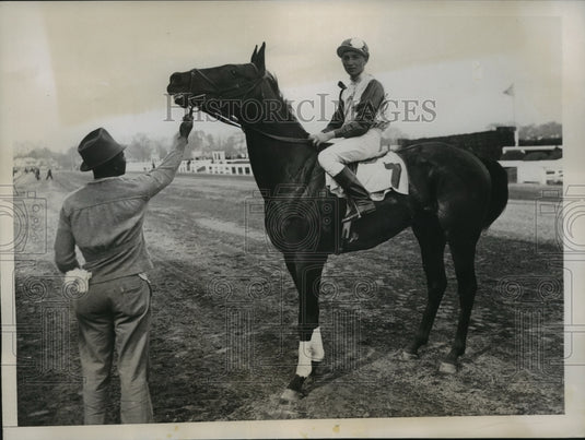 1936 Press Photo Jockey Peters on Billy Bee at Pimlico race track in MD - Historic Images