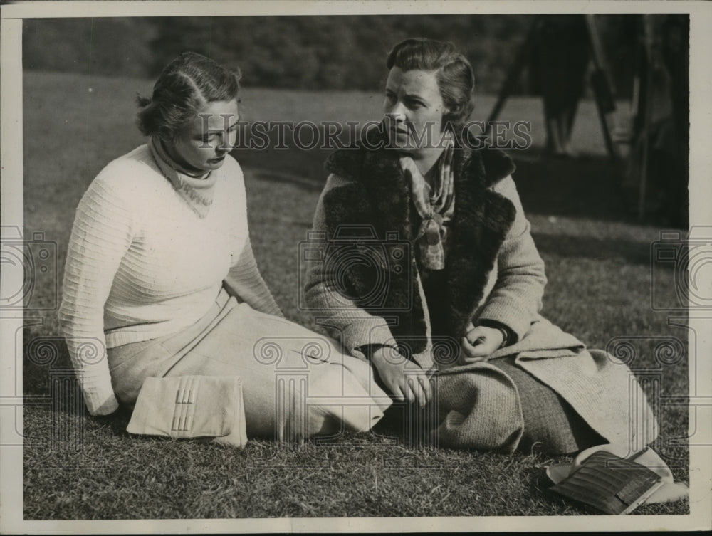 1935 Press Photo Bernice Wall and Mrs Glenna Collett Vare Rest at Berthelin Cup - Historic Images