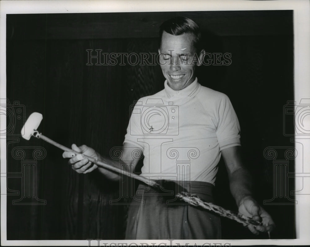 1960 Press Photo Golfer Jack McGowan Receives Special Fur Covered Handle Putter - Historic Images
