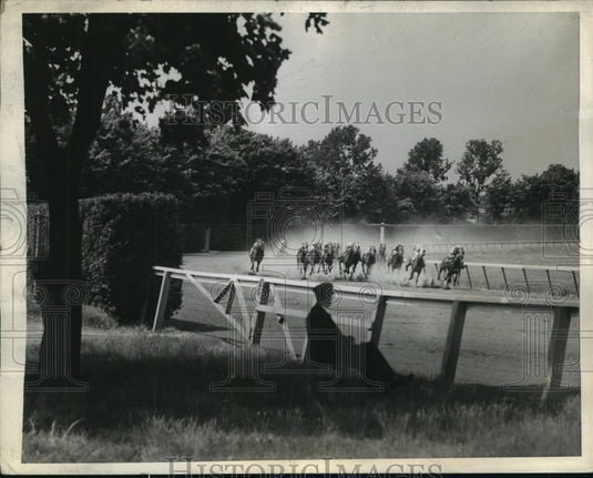 1944 Press Photo Fleetair leads the pack at Belmont vs Songburst & All White - Historic Images