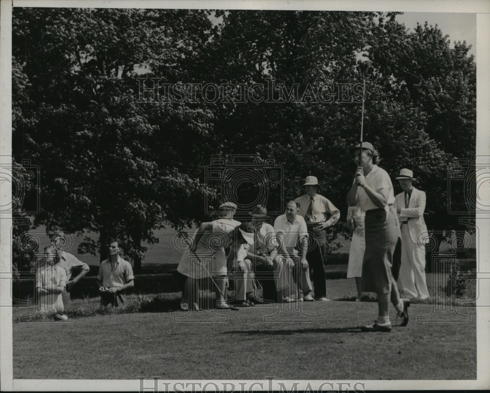 1938 Press Photo Charles Leichner Teeing Off 2nd Tee Mrs Mortimer May Sets Ball- Historic Images