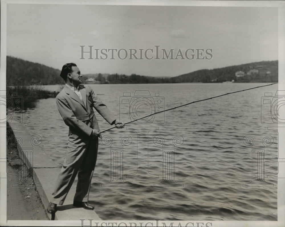 1935 Press Photo Welterweight champ Jimmy McLarnin fishing at training camp- Historic Images