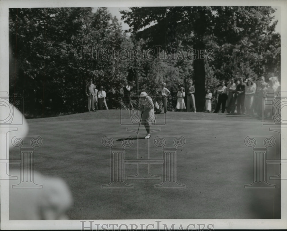 1946 Press Photo Mrs Weiss drops a putt on No 3 green at Westwood club in Ohio- Historic Images