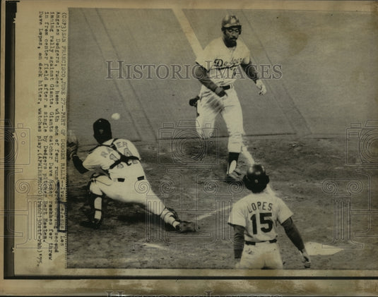 1975 Press Photo Ivan DeJesus of Dodgers races home vs Giants Dave Rader - Historic Images