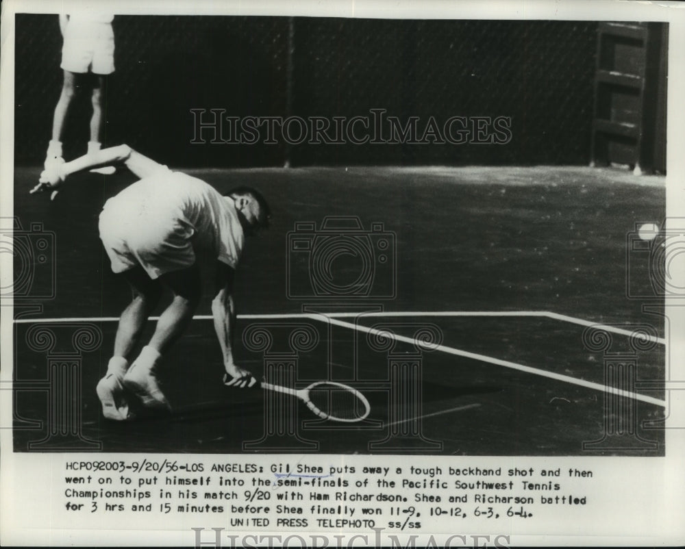 1956 Press Photo Gil Shea puts away a tough backhand shot against Ham Richardson- Historic Images