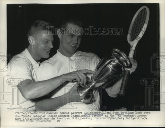 1956 Press Photo Ulf Schmidt & Sven Davidson look at Championship Trophy - Historic Images
