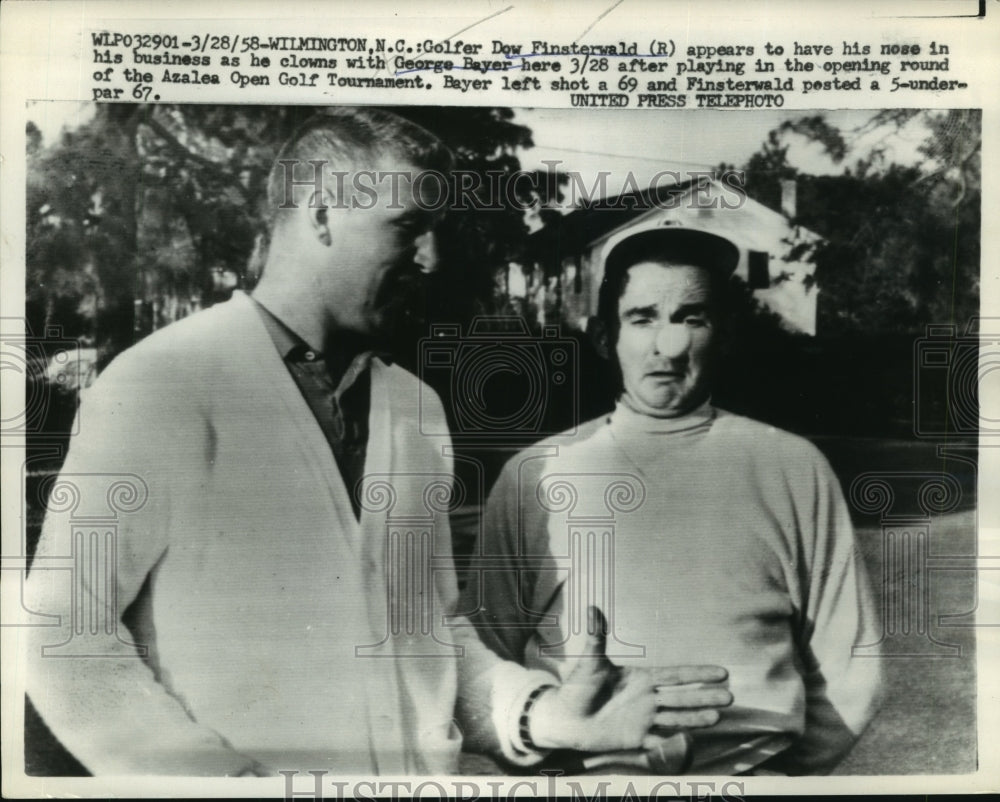 1958 Press Photo Golfer Dow Finsterwald clowns with George Bayer - nes55345- Historic Images