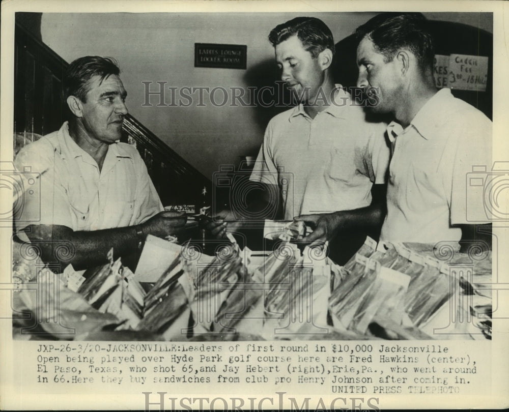 1953 Press Photo Fred Hawkins and Jay Herbert Buy Sandwiches from Henry Johnson - Historic Images