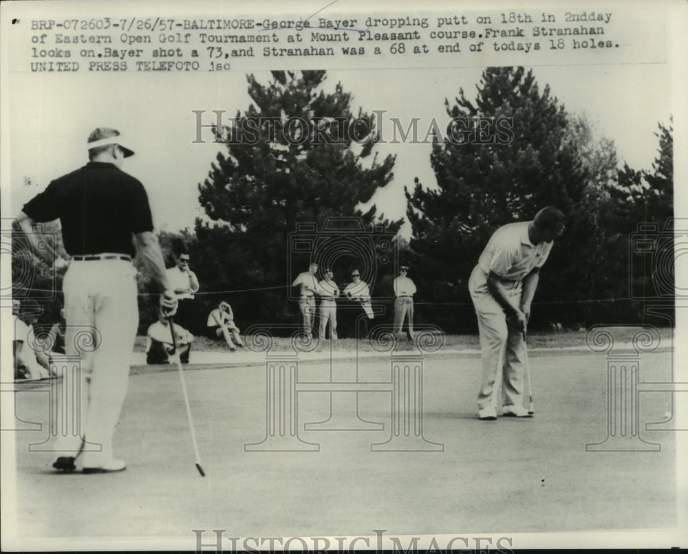 1957 Press Photo George Bayer Putts 18th Hole at Eastern Open Golf Tournament - Historic Images