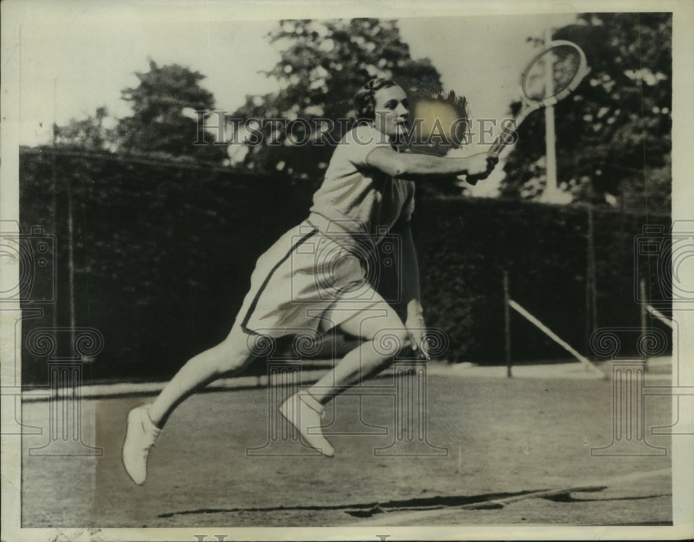 1934 Press Photo Helen Jacobs practices at Wimbledon, England Championships - Historic Images