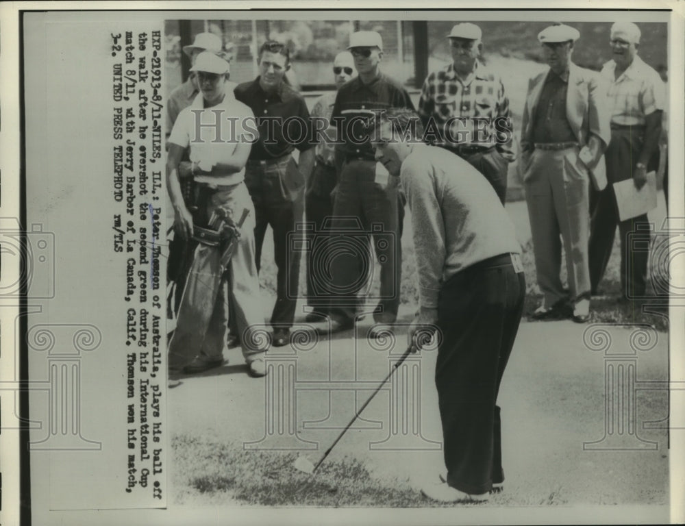 1954 Press Photo Peter Thomson Plays His Ball Off the Walk at International Cup- Historic Images