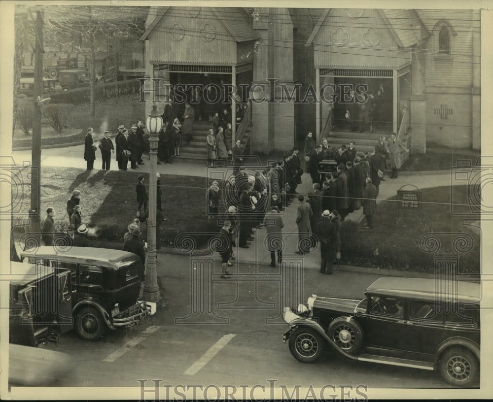 1931 Press Photo Mourners Lined Holy Trinity Church as Casket for Murphy Passed - Historic Images