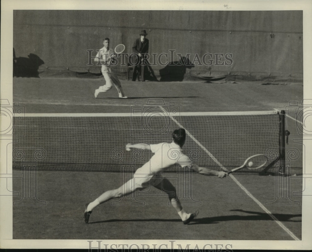 1939 Bobby Riggs makes a return to Welby Van Horn during match - Historic Images