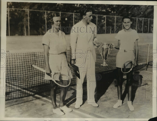 1936 Press Photo Eunice Evers receives Miami Bitmore Womens Tennis Trophy- Historic Images