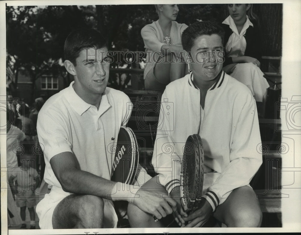 1958 Press Photo Barry MacKay &amp; Bob Siska watch Nat&#39;l Clay Courts Tournament- Historic Images