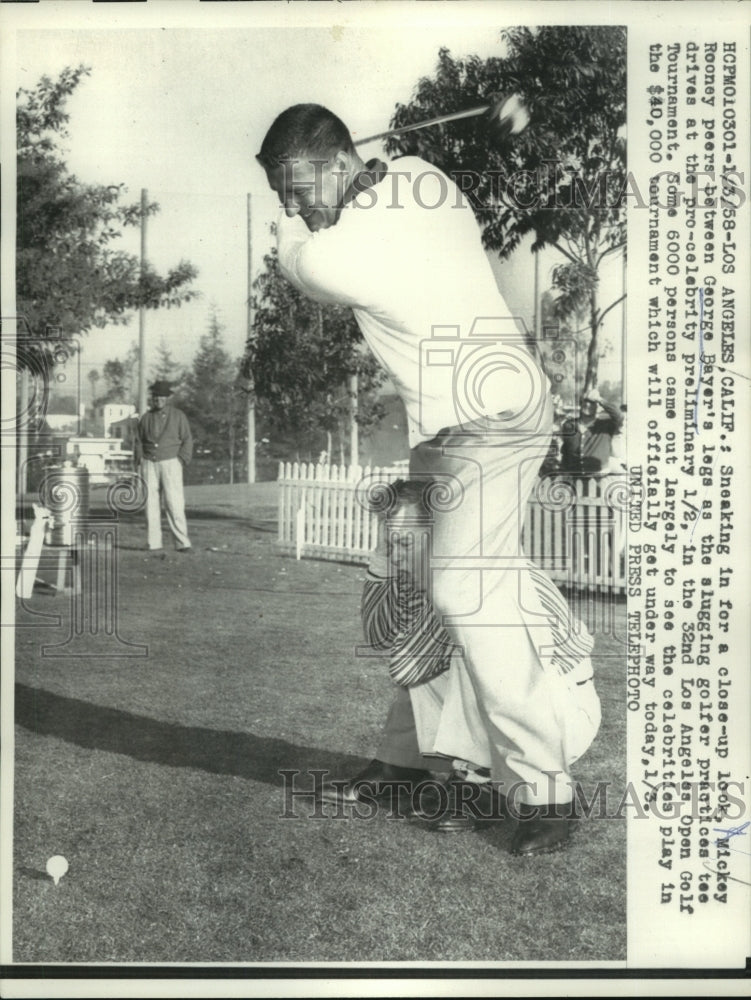 1958 Press Photo Mickey Rooney peers between George Bayers legs at practice - Historic Images