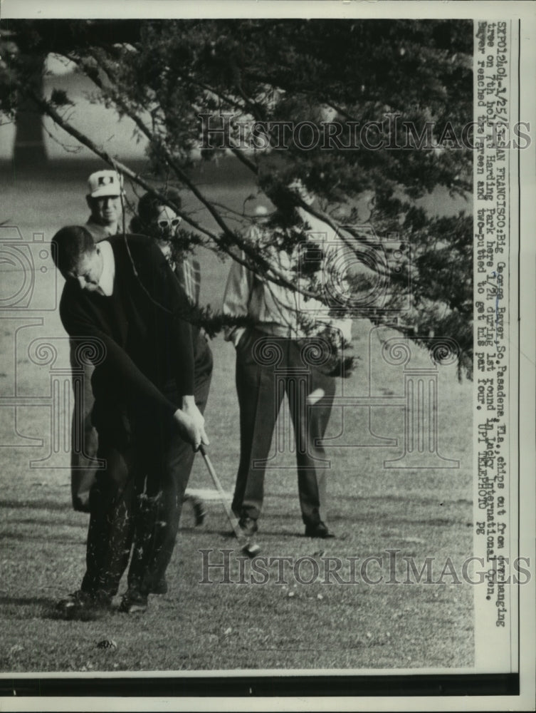 1963 Press Photo George Bayer chips out from overhanging tree in 1st round- Historic Images