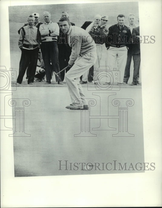 1962 Press Photo Golfer and gallery watch putt - nes55665 - Historic Images