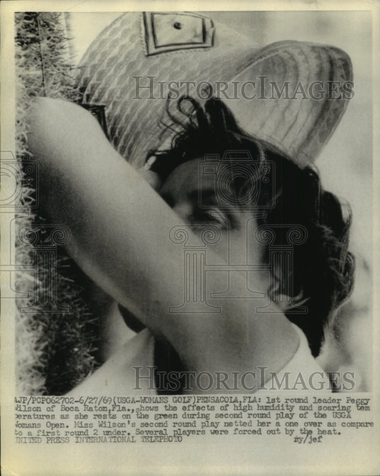 1969 Press Photo Peggy Wilson rests on green during tournament due to weather - Historic Images