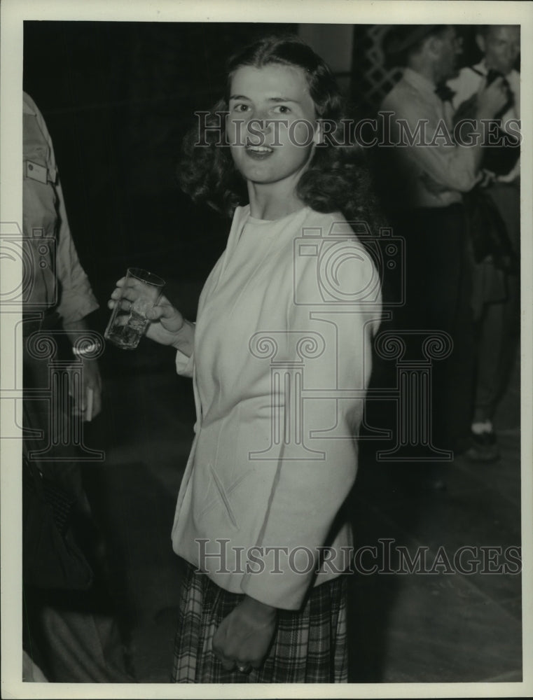 1946 Press Photo Mary Mc Millin Golf - nes55817 - Historic Images