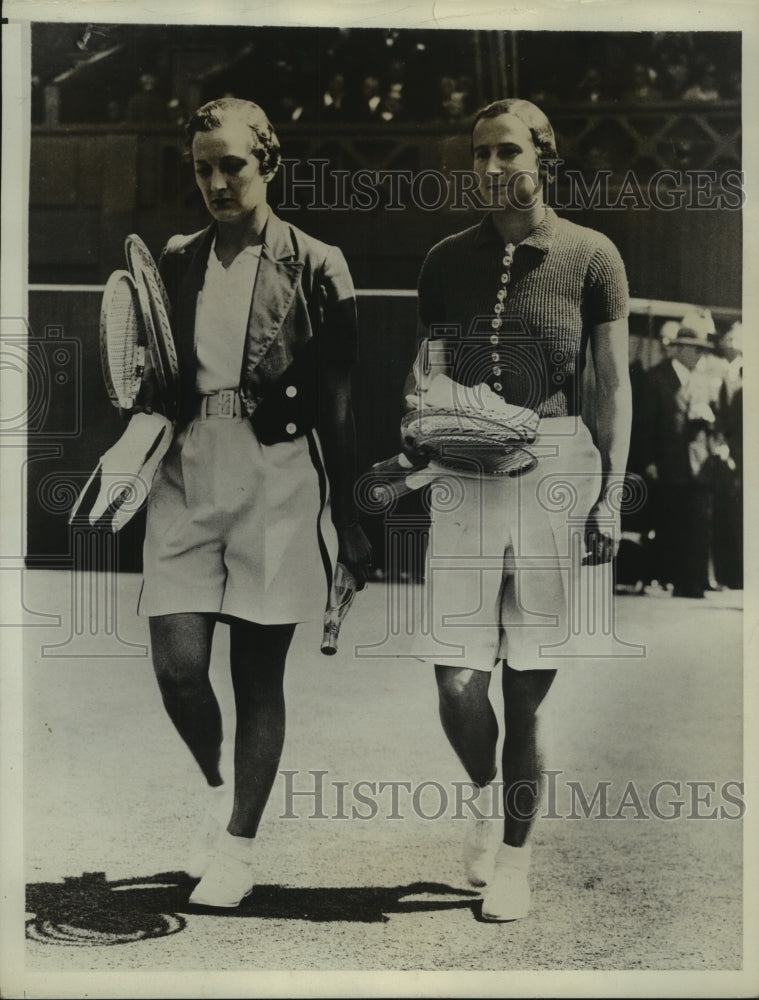 1934 Press Photo Helen Jacobs and Dorothy Round walk on court for match - Historic Images