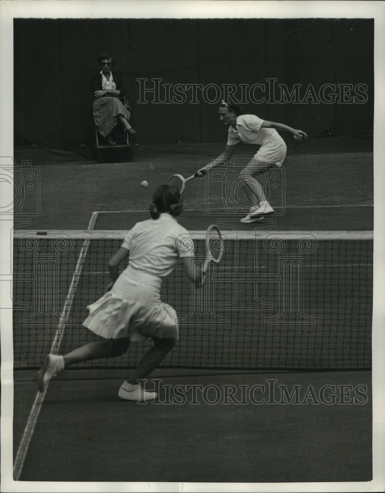 1951 Press Photo Shirley Fry gets ready to slam back the return of Walker-Smith - Historic Images