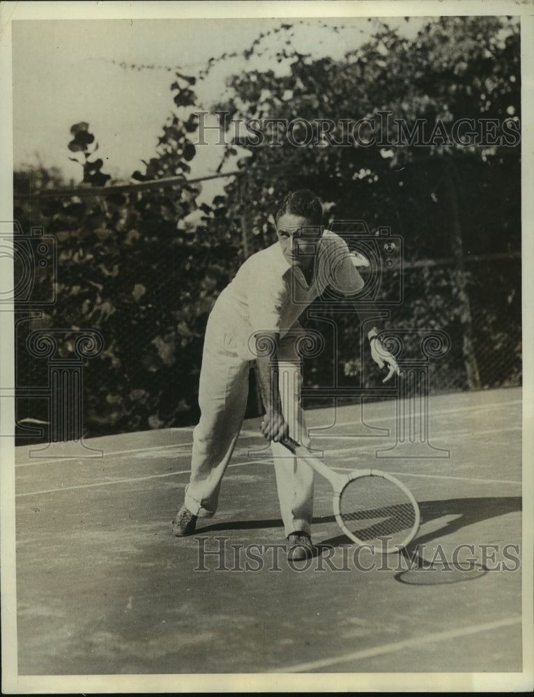 1932 Press Photo CS Finkle picks up a low on on the courts at Inverurie Hotel - Historic Images