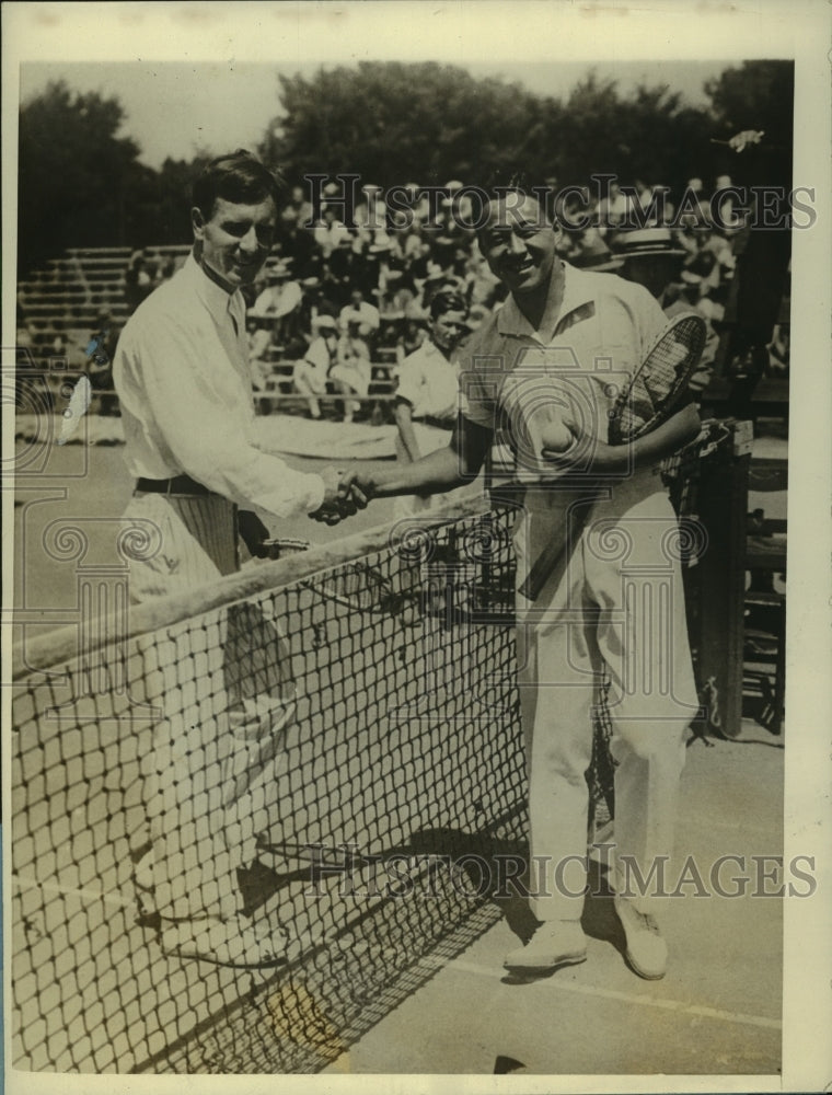 1928 Press Photo Captain Gordon Lum congratulates John Hennessy following win - Historic Images
