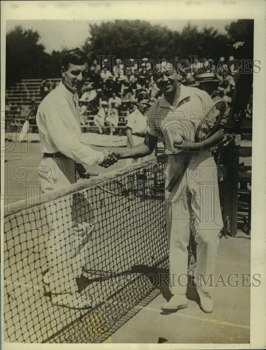 1928 Press Photo Captain Gordon Lum congratulates John Hennessy following win - Historic Images