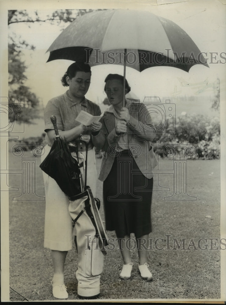 1938 Press Photo Parry Berg and Dorothy Traung check their score cards - Historic Images