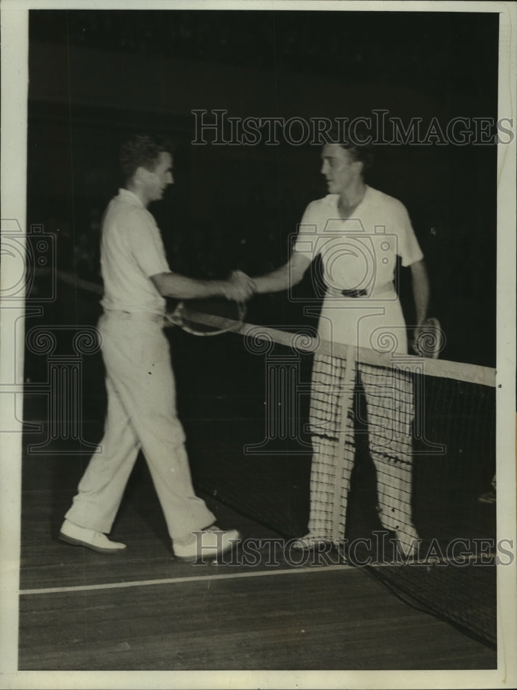 1933 Press Photo Gregory Mangin shakes hands with Clifford Sutter after match - Historic Images