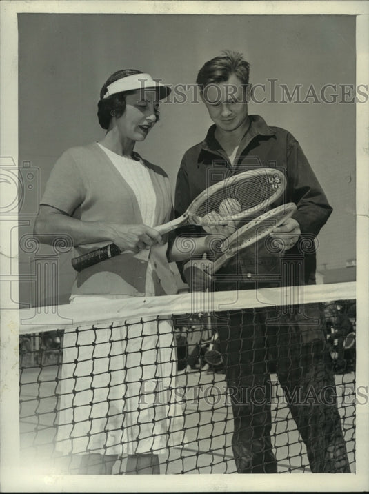1944 Press Photo Pvt. Charles R. Hilton gets with Helen Wills Roark - nes56066 - Historic Images