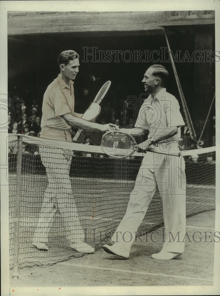 1933 Press Photo Ellsworth Vines Congratulated by G.R.B. Meredith at Wimbledon - Historic Images