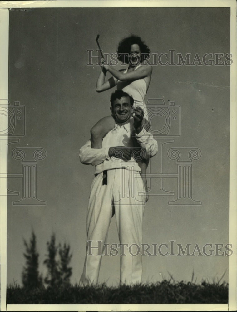 1936 Press Photo Johnny Revolta P.G.A. golfer gives Alice Warner a lesson - Historic Images