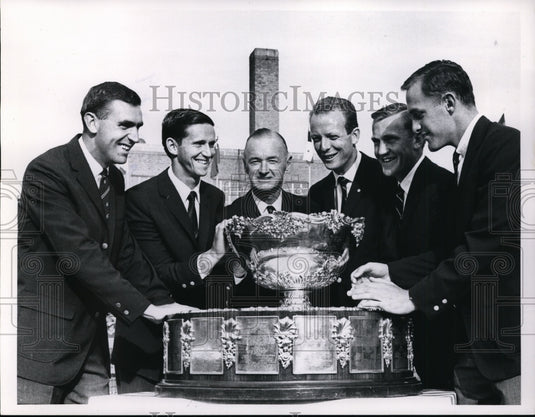 1964 Press Photo A group of golfers with a huge trophy - net00129 - Historic Images
