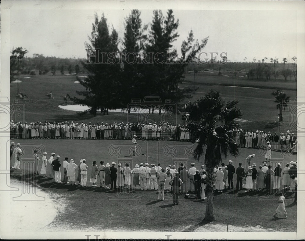 1934 Press Photo gallery on the 18th Green as the duel ends in Miami- Historic Images