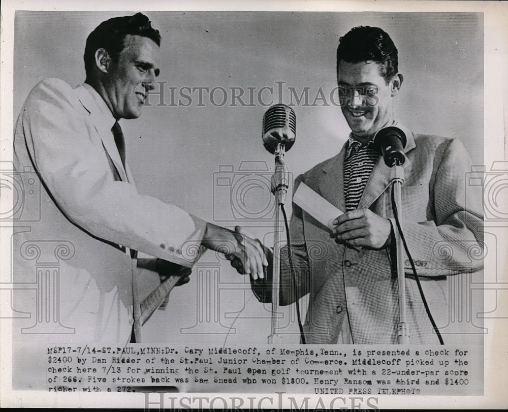 1952 Press Photo Cary Middlecoff wins St Paul Open gets check from D Ridder- Historic Images