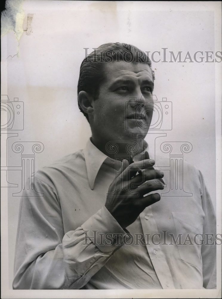 1937 Press Photo golfer Lawson Little smokes between shots at Chicago Open- Historic Images