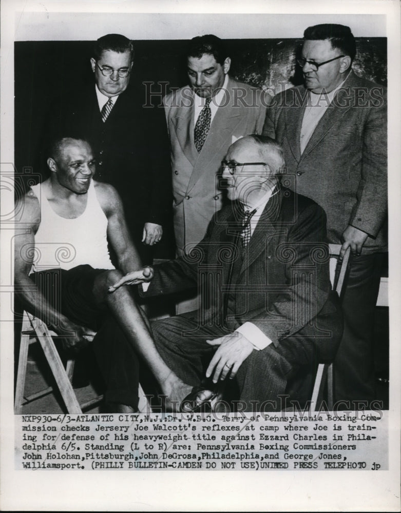 1952 Press Photo PA Boxing Commission Dr WBG Terry checks Jersey Joe Walcott - Historic Images