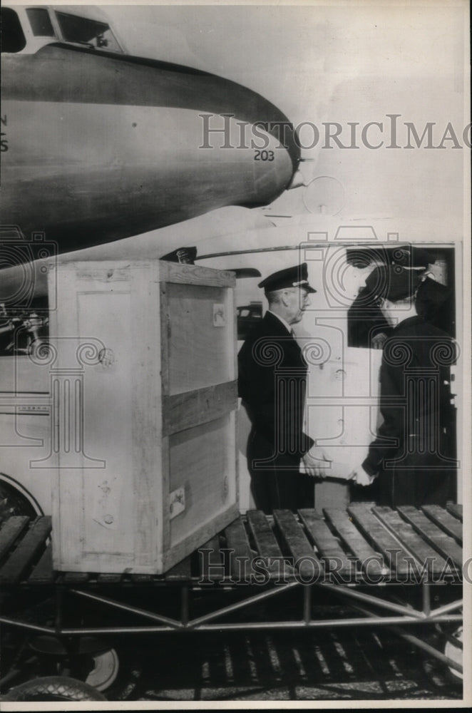 1947 Press Photo U.S. Davis Cup trophies unloaded at L.A. airport from Australia - Historic Images