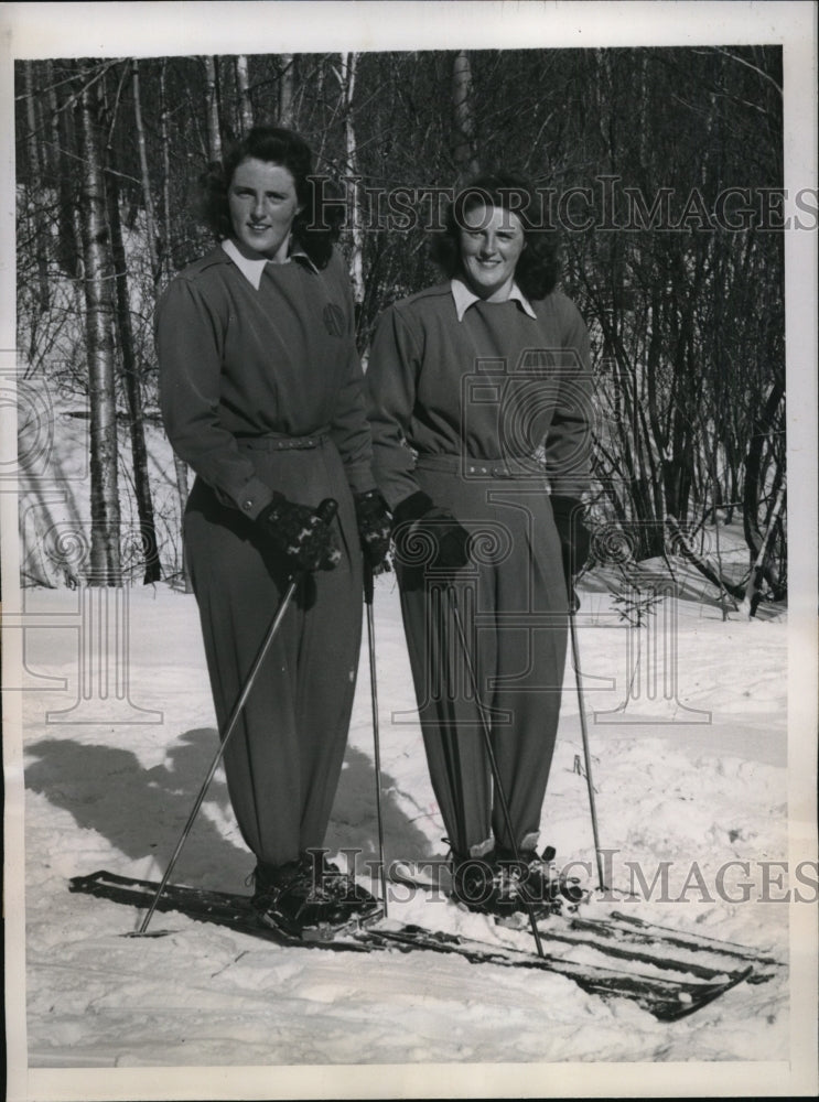 1946 Press Photo Rhoda Murtele and sister Rhona ski in Lake Placid NY tournament - Historic Images