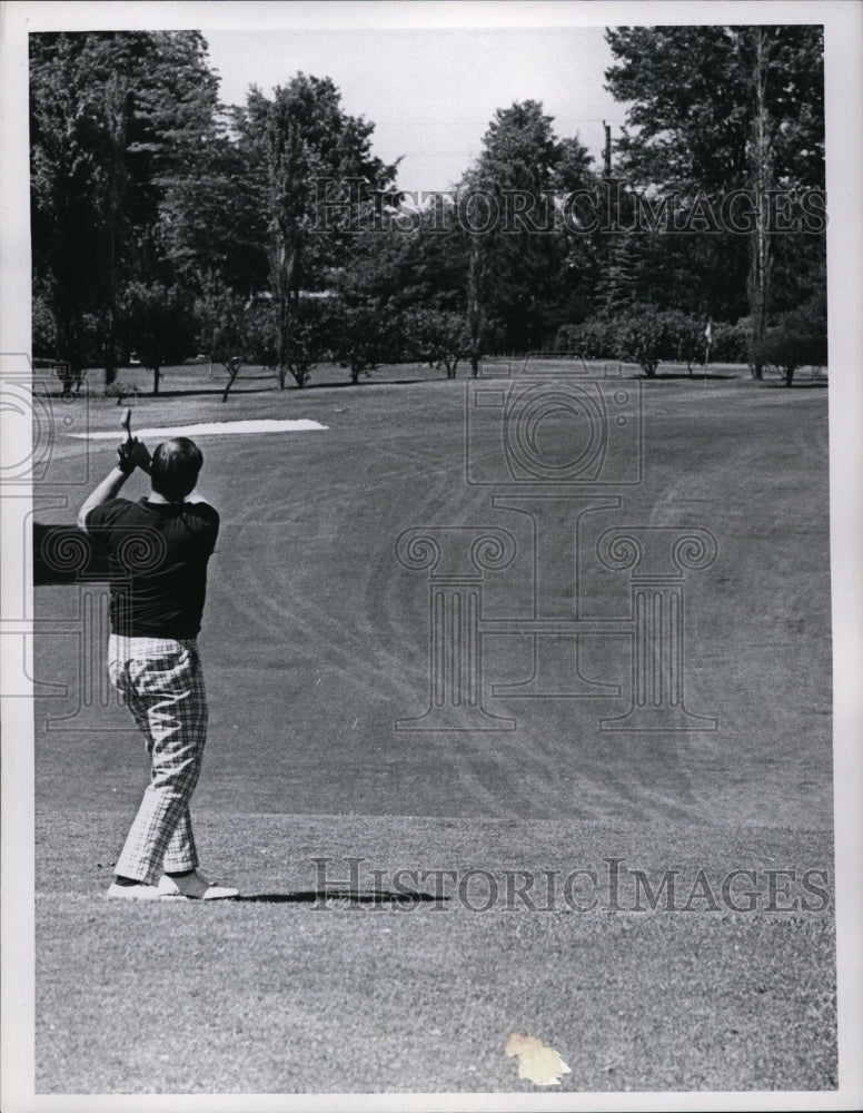 1971 Press Photo golfer at the 9th Hole on Beechmont Country Club course, Ohio- Historic Images