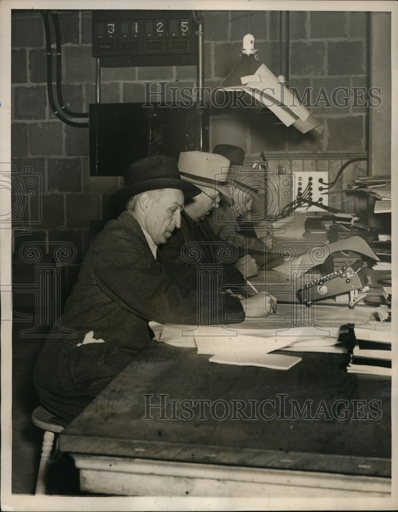 1940 Press Photo Behind the scenes of betting system at Jamaica race track in NY - Historic Images