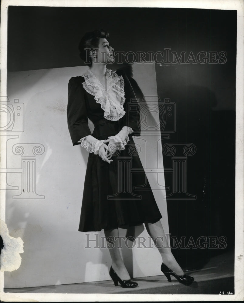 1940 Press Photo Woman in dress during a fashion show - net01331- Historic Images