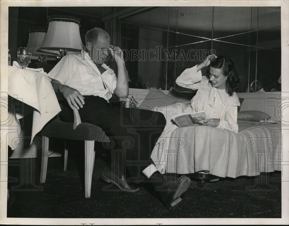 1950 Press Photo Basball&#39;s Bill Veeck &amp; a woman at home - net01448- Historic Images