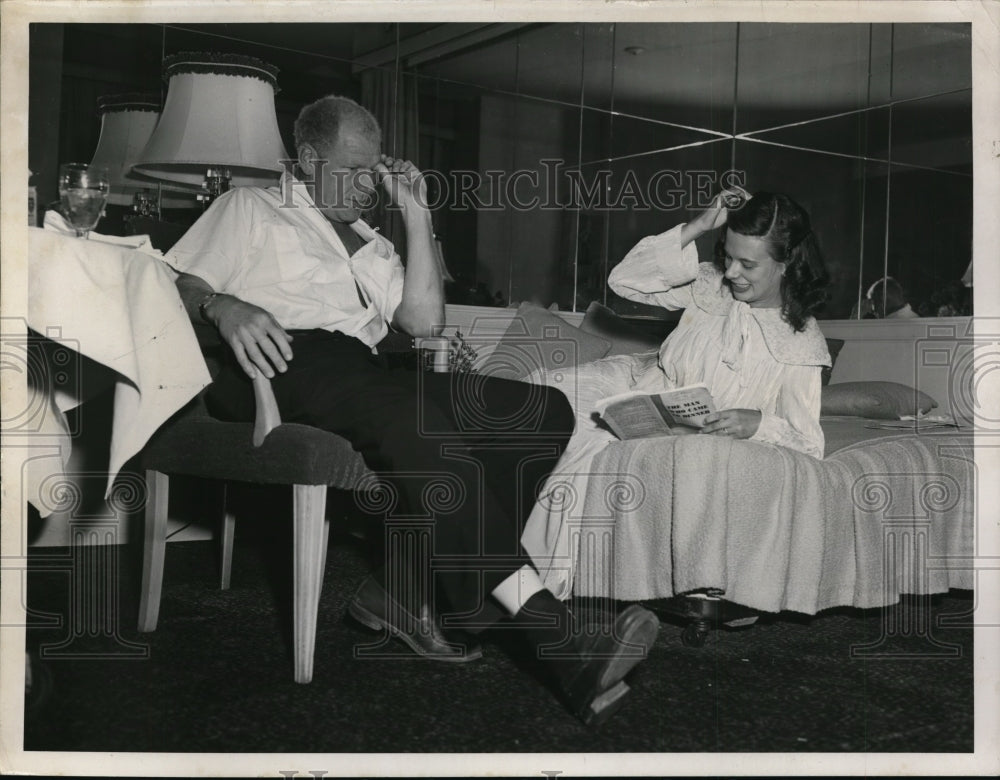 1950 Press Photo Basball's Bill Veeck & a woman at home - net01448- Historic Images
