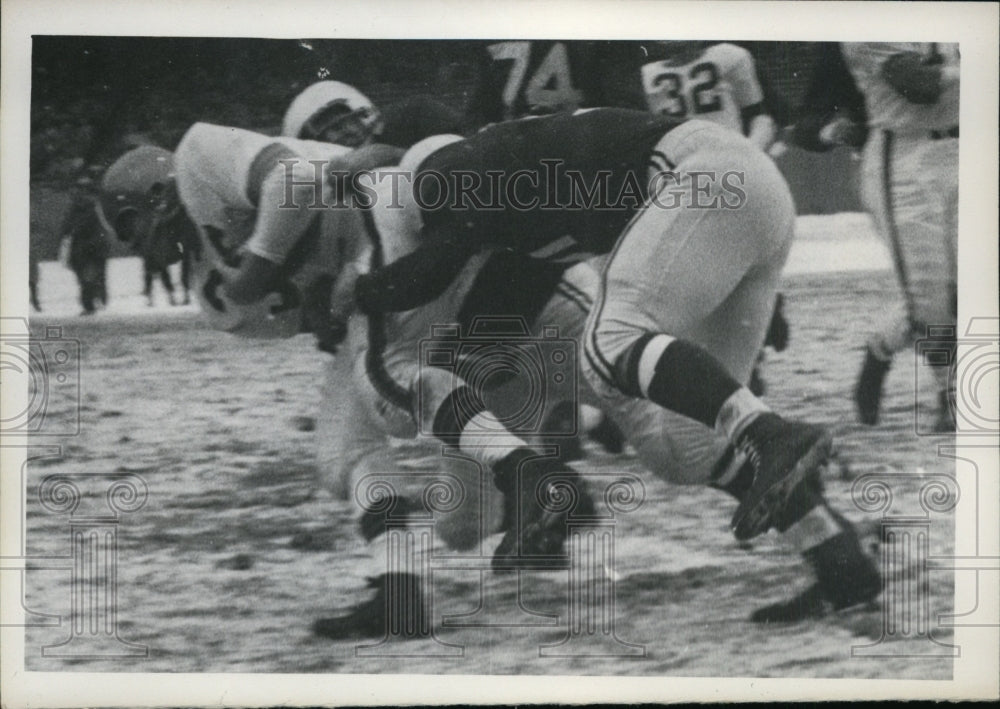 Press Photo Cleveland Browns ball carrier tackled to the ground - net01633 - Historic Images